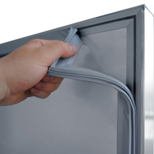 Enkelt køleskab fra Bambas - lister rengøres og udskiftes let